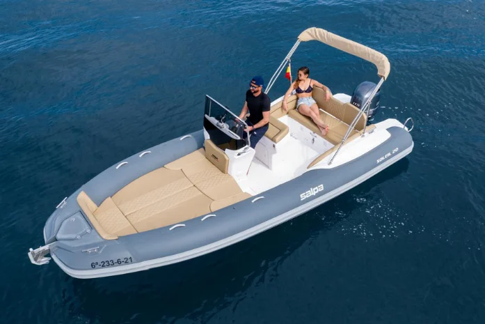 Location d'un semi-rigide Salpa 20 chez Rentboats à Estartit